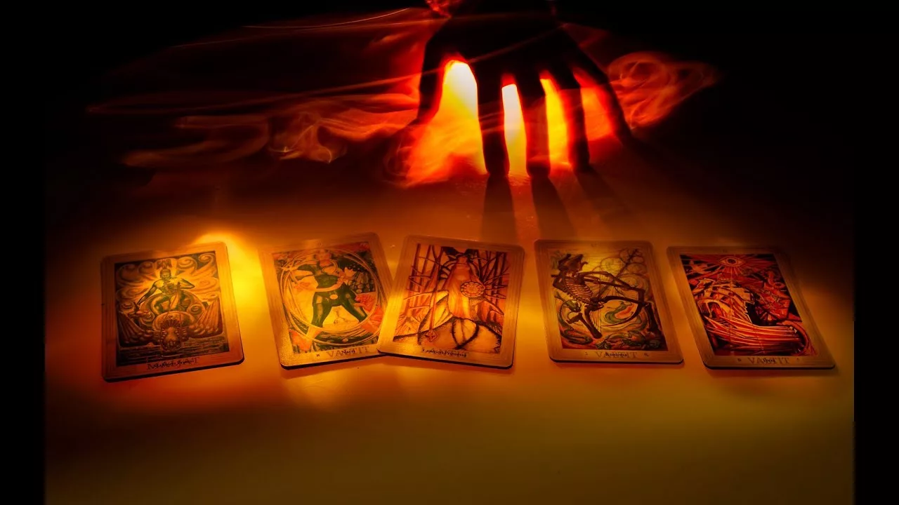 Расклад Таро «Любовный треугольник»: что он скрывает и почему правда всегда больнее, чем карты